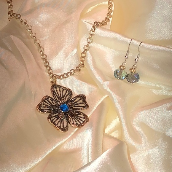 Gorgeous blue flower pendant with earrings NWT - Picture 6 of 6